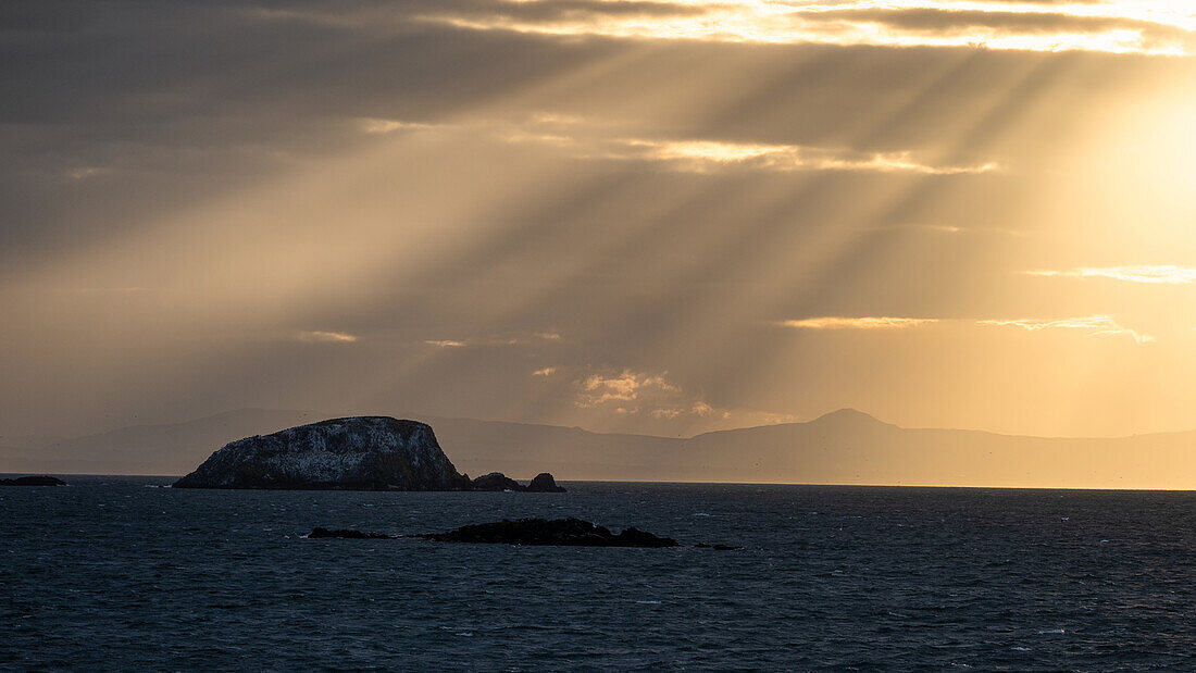 Felsen im Meer bei Sonnenuntergang, North Berwick, East Lothian, Schottland, Vereinigtes Königreich