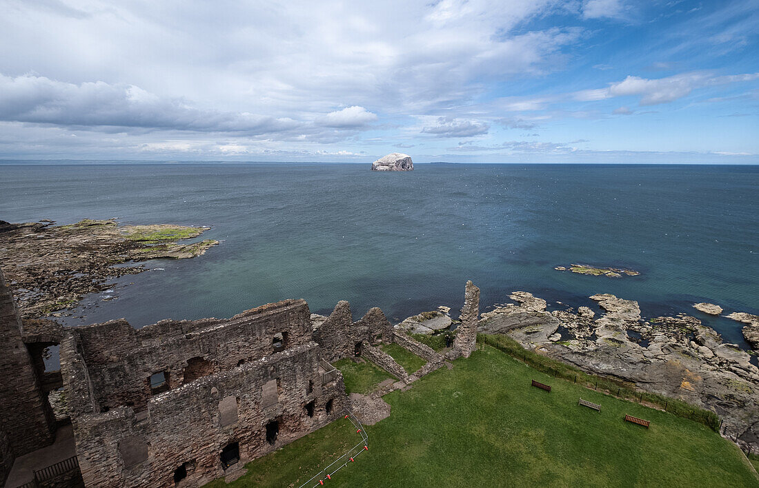 Blick auf Bass Rock vom Tartallon Castle aus, im Vordergrund der Innenhof der Burgruine, North Berwick, East Lothian, Schottland, Vereinigtes Königreich