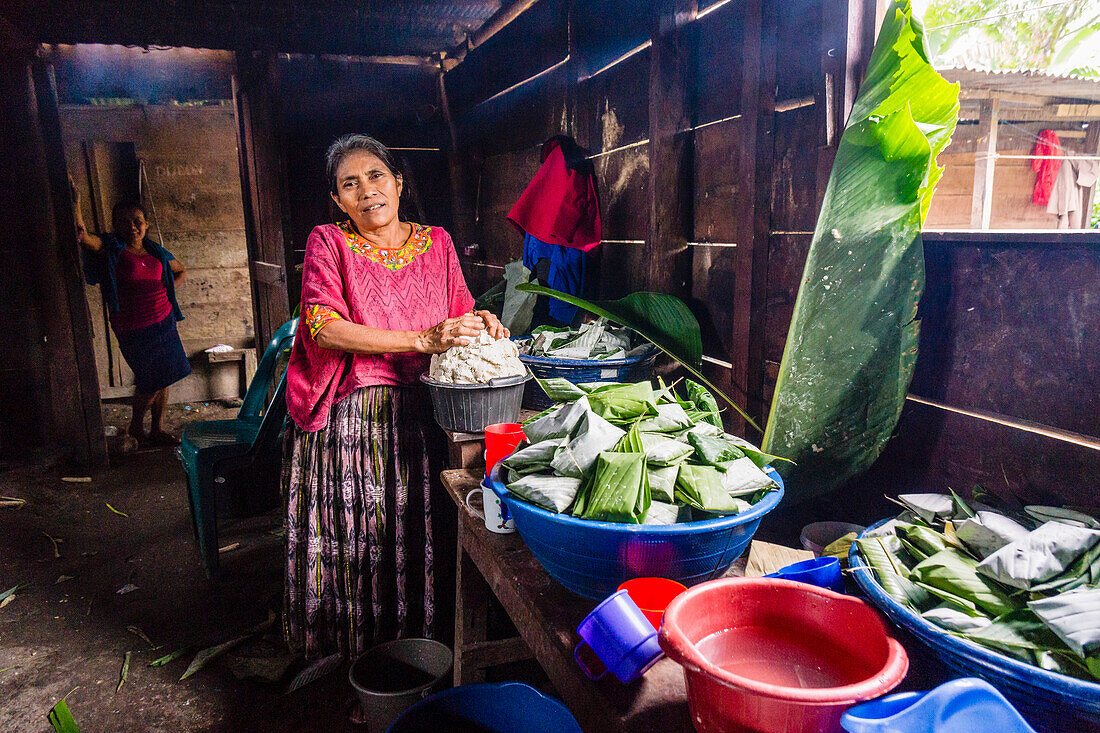  Vorbereitung von Tamales für eine Feier, Lancetillo, La Parroquia, Reyna-Gebiet, Quiche, Guatemala, Mittelamerika 