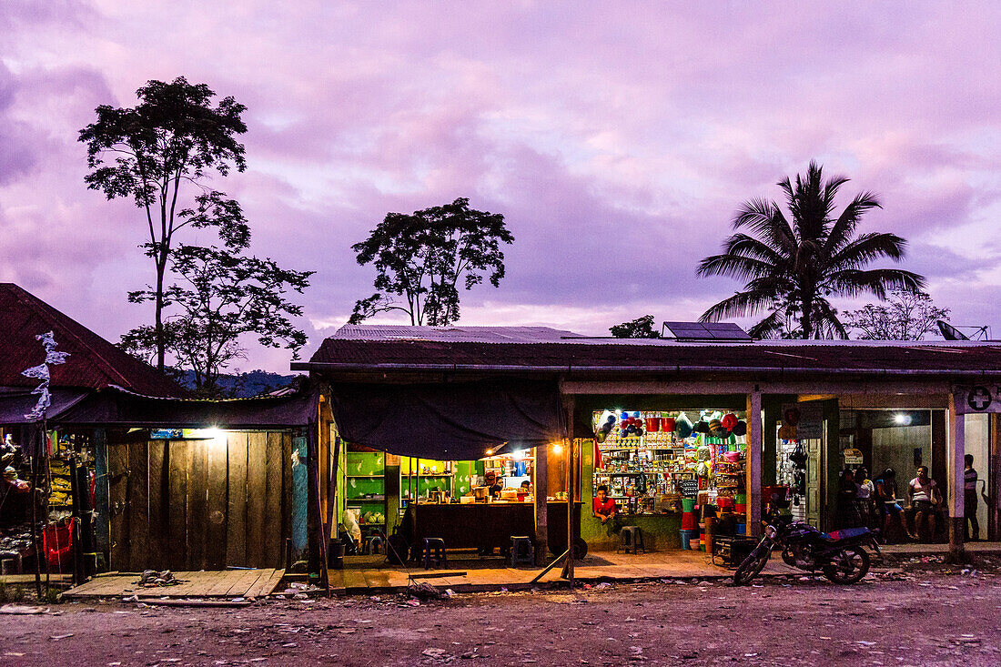  Lebensmittelhandel bei Sonnenuntergang, Lancetillo, La Parroquia, Reyna-Gebiet, Quiche, Guatemala, Mittelamerika 