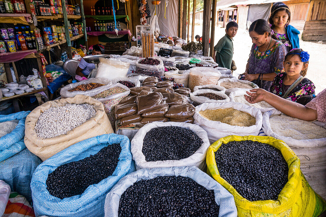  Bohnen aller Art auf dem Lancetillo-Markt, La Parroquia, Reyna-Gebiet, Quiche, Guatemala, Mittelamerika 