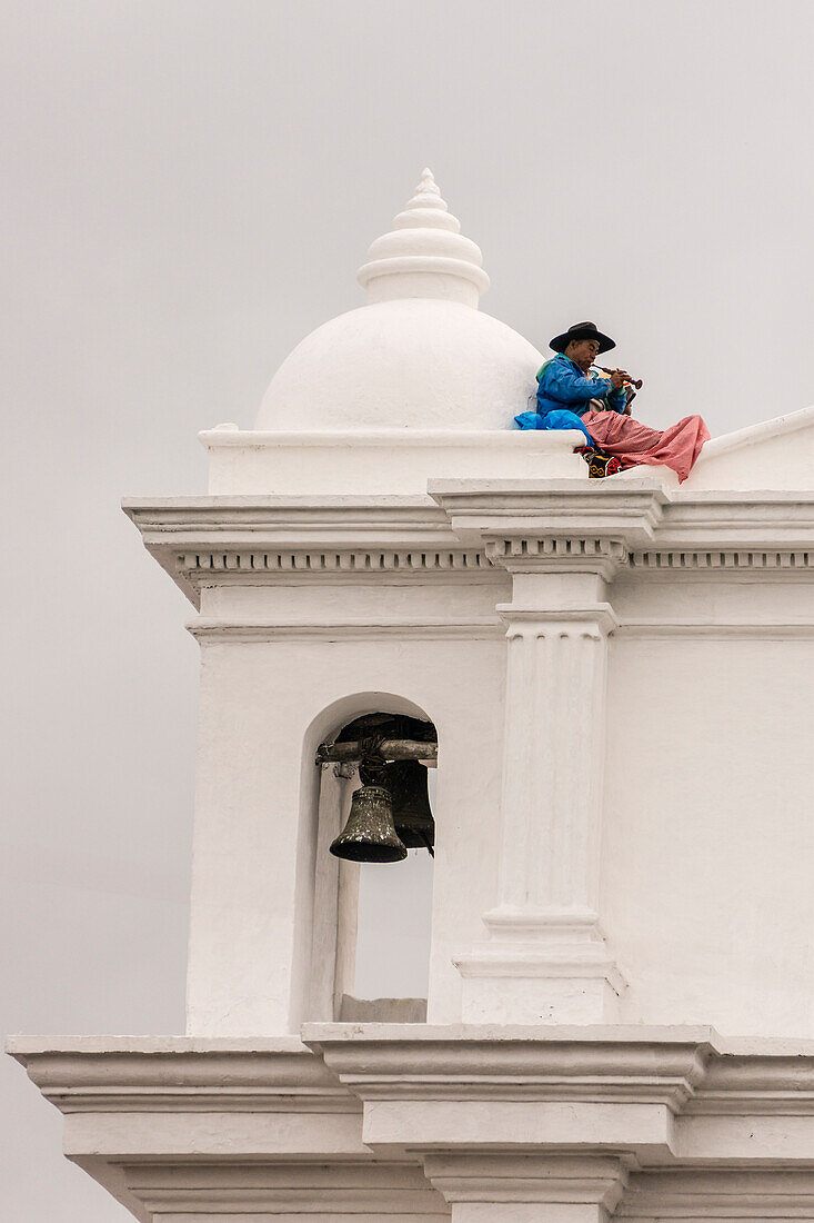  Flötist im Glockenturm der Kirche Santo Tomás, Chichicastenango, Gemeinde des Departements El Quiché, Guatemala, Mittelamerika 