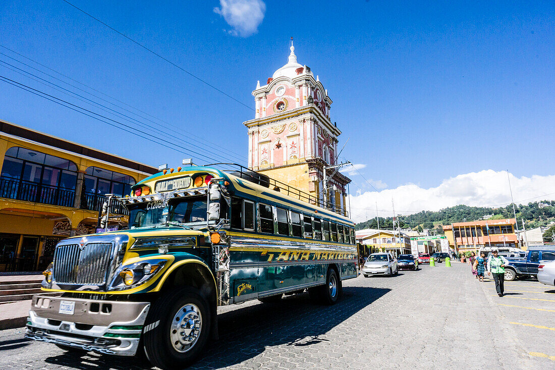 Bus vor dem Zentralamerikanischen Turm, Sololá, Departamento Sololá, Guatemala, Mittelamerika