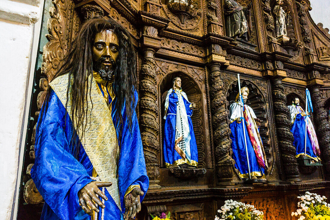  Religiöse Figuren, Kirche Santiago Apóstol, 1547, Santiago Atitlan, Departement Sololá, Guatemala, Mittelamerika 