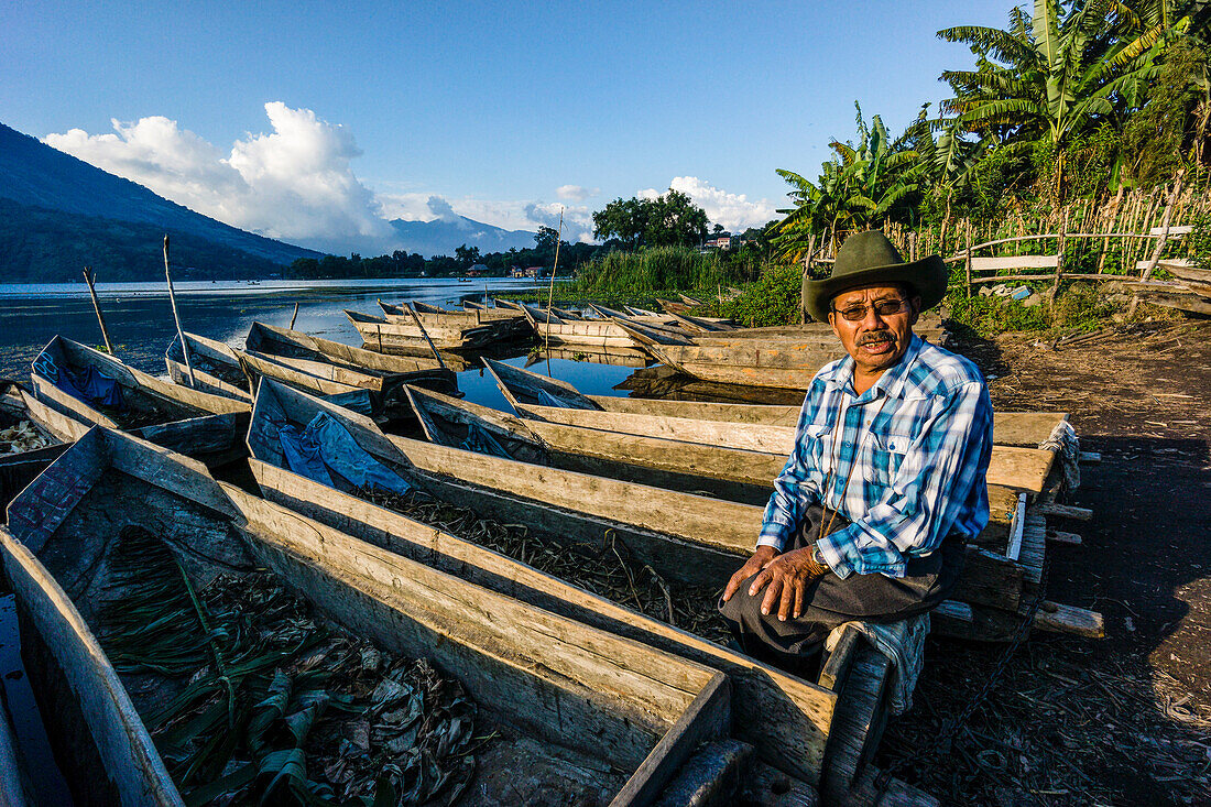  Traditioneller Fischer am Atitlan-See vor dem Vulkan San Pedro, Santiago Atitlan, Departement Sololá, Guatemala, Mittelamerika 