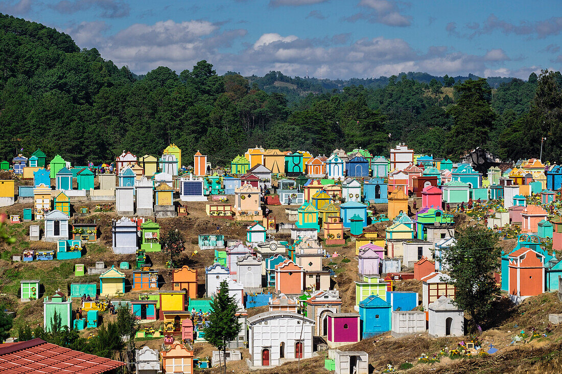  Frisch gestrichene bunte Gräber, Feier zum Tag der Toten auf dem General Cemetery, Santo Tomas Chichicastenango, Republik Guatemala, Mittelamerika 