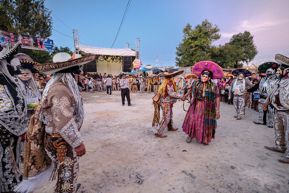  Tanz der Mexikaner in Charro-Kleidern, Santo Tomás Chichicastenango, Republik Guatemala, Mittelamerika 