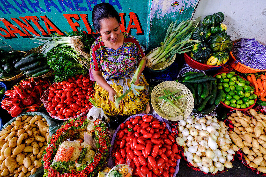 Verkauf von Gemüse, Zentralmarkt, Antigua Guatemala, Sacatepéquez Department, Guatemala, Mittelamerika