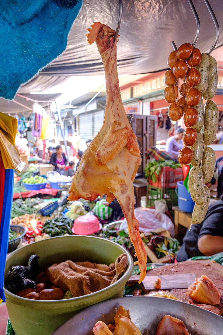  Gerupfte Hühner zu verkaufen, traditioneller Markt, Nebaj, Departamento Quiché, Guatemala, Mittelamerika 