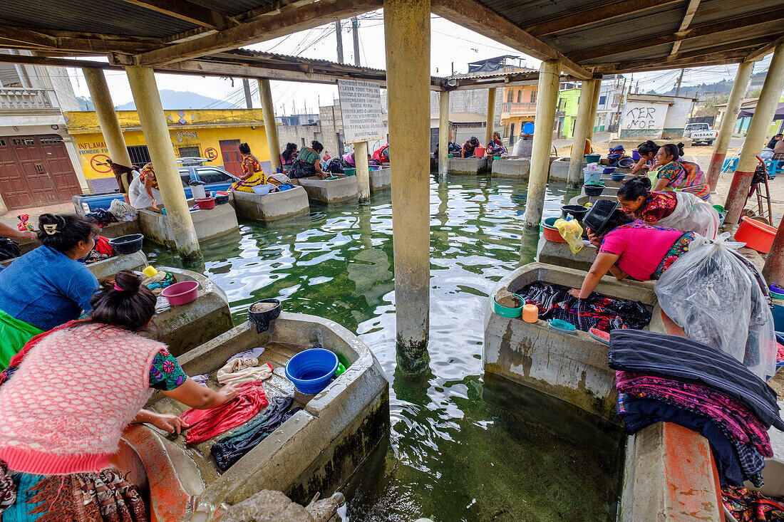  Frauen waschen Kleidung in einer öffentlichen Wäscherei, Jocotenango, Guatemala, Mittelamerika 