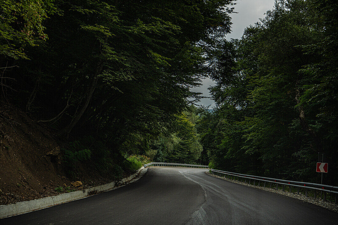  Straße im Kaukasusgebirge Georgiens 