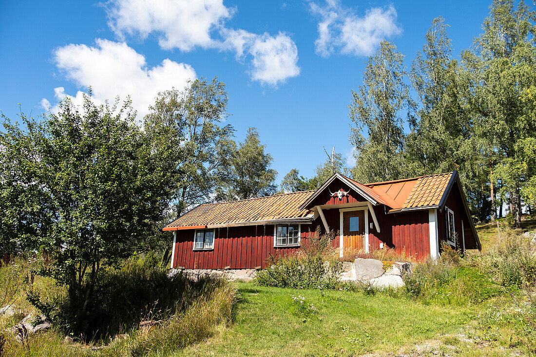  Typisches rotes Haus in Südschweden. Die Farbe heißt Falurot und ist seit dem letzten Jahrhundert ein beständiges Symbol des ländlichen Lebens in Schweden. 