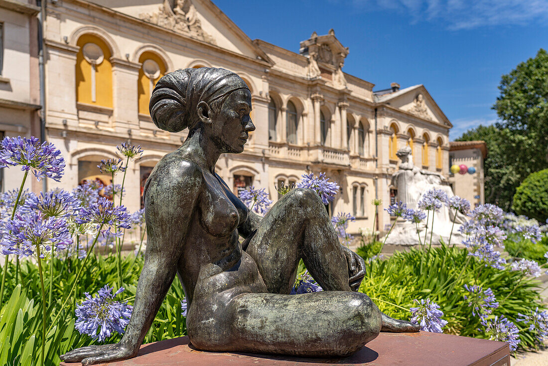  Statue Cris in front of the Musée des Beaux-Arts Carcassonne, France, Europe 