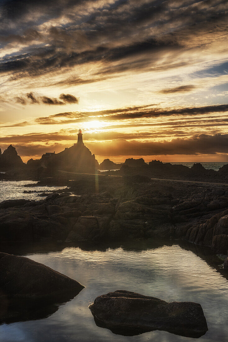 Leuchtturm von Le Corbiere bei Sonnenuntergang auf Felseninsel, St. Brélade, Jersey, Ärmelkanal, Kanalinseln, Großbritannien