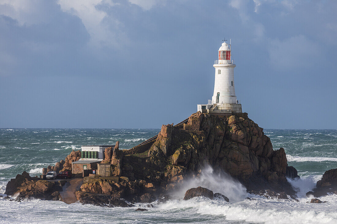 Leuchtturm La Corbiere auf Felseninsel bei Sturm, St. Brélade, Jersey, Ärmelkanal, Kanalinseln, Großbritannien