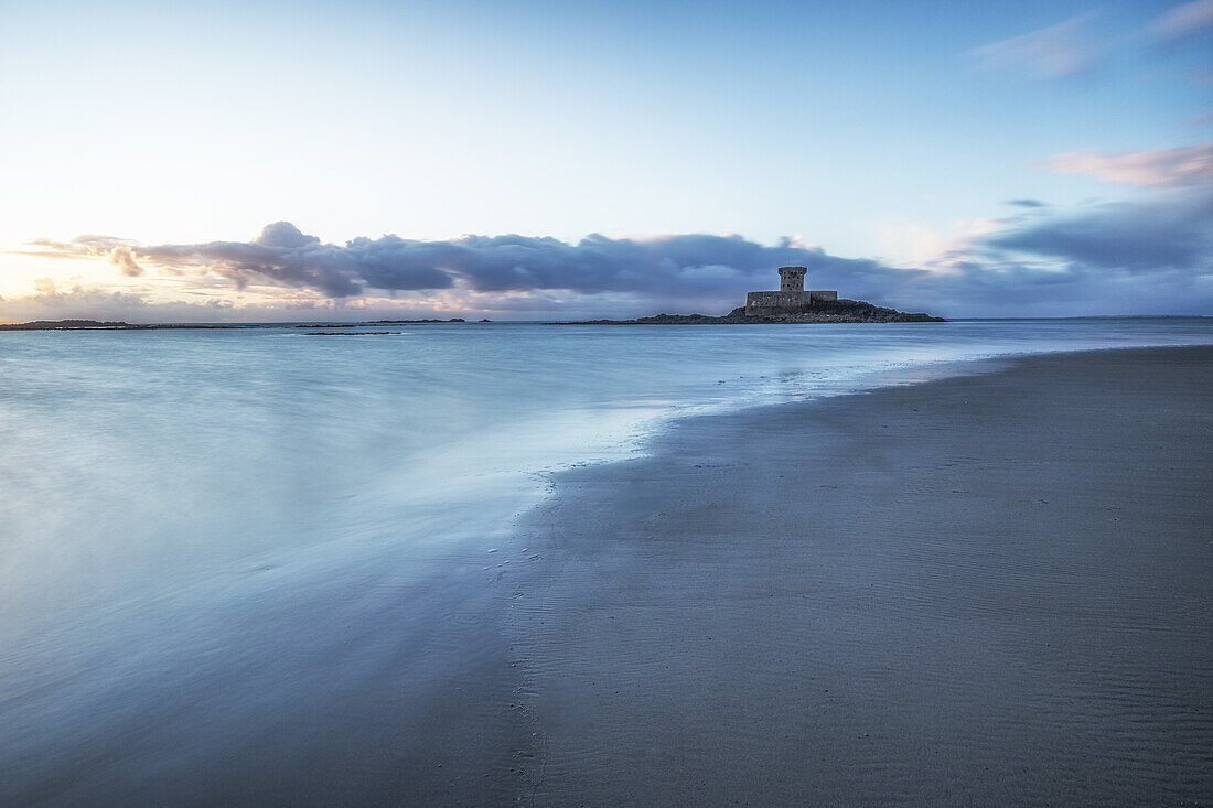 Wehrturm La Rocco Tower am Sandstrand bei Sonnenuntergang, Jersey, Ärmelkanal, Kanalinseln, Großbritannien