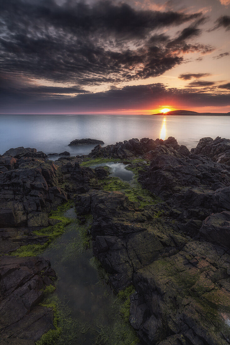 Felsenküste im Sonnenuntergang, North Mainland, Shetlandinseln Shetland Islands, Schottland, Großbritannien