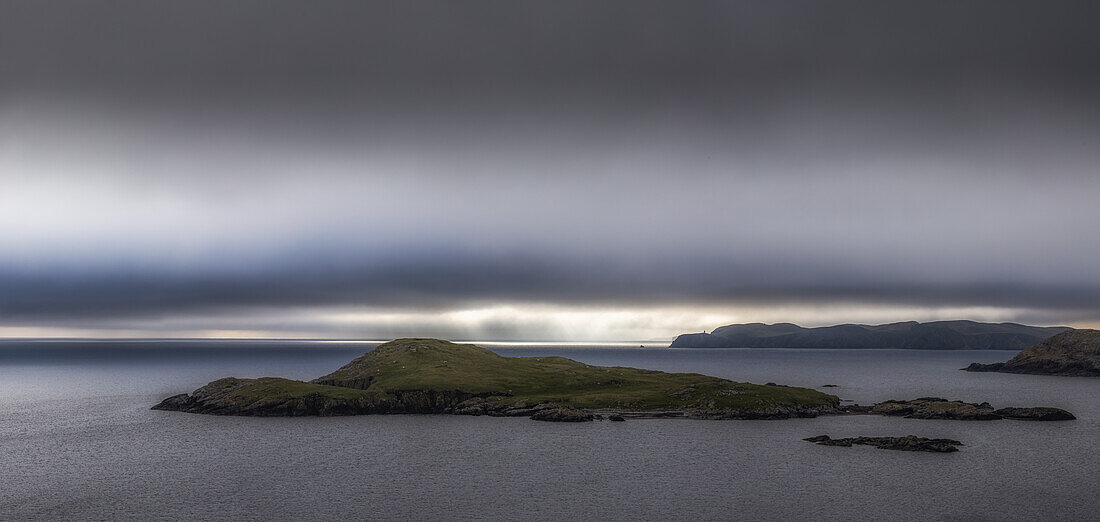 Blick auf kleine Felseninseln bei tiefen Wolken und ruhiger See, Shetlandinseln Shetland Islands, Schottland, Großbritannien