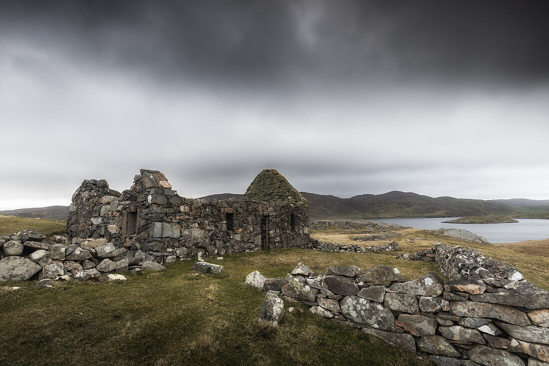 Ein verfallenes Cottage mit Mauerresten steht in einsamer Landschaft auf den Shetlandinseln, Shetland Islands, Schottland, Großbritannien