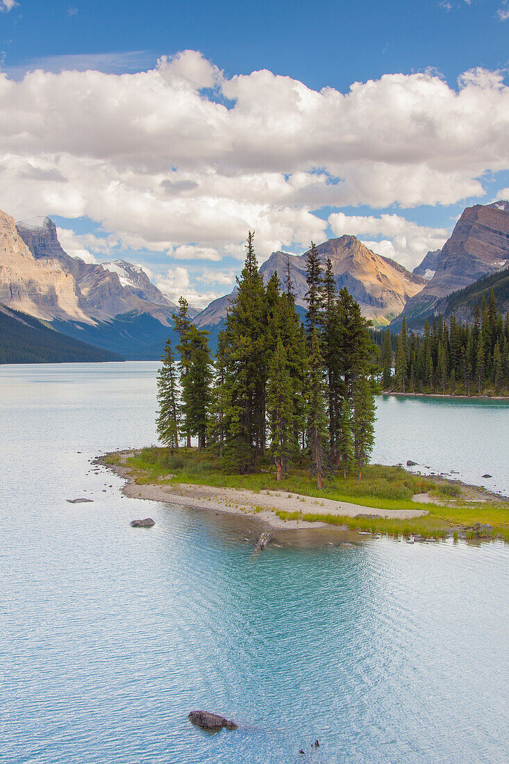 Die beruehmte Insel Spirit Island im Maligne Lake, Jasper Nationapark, Alberta, Kanada