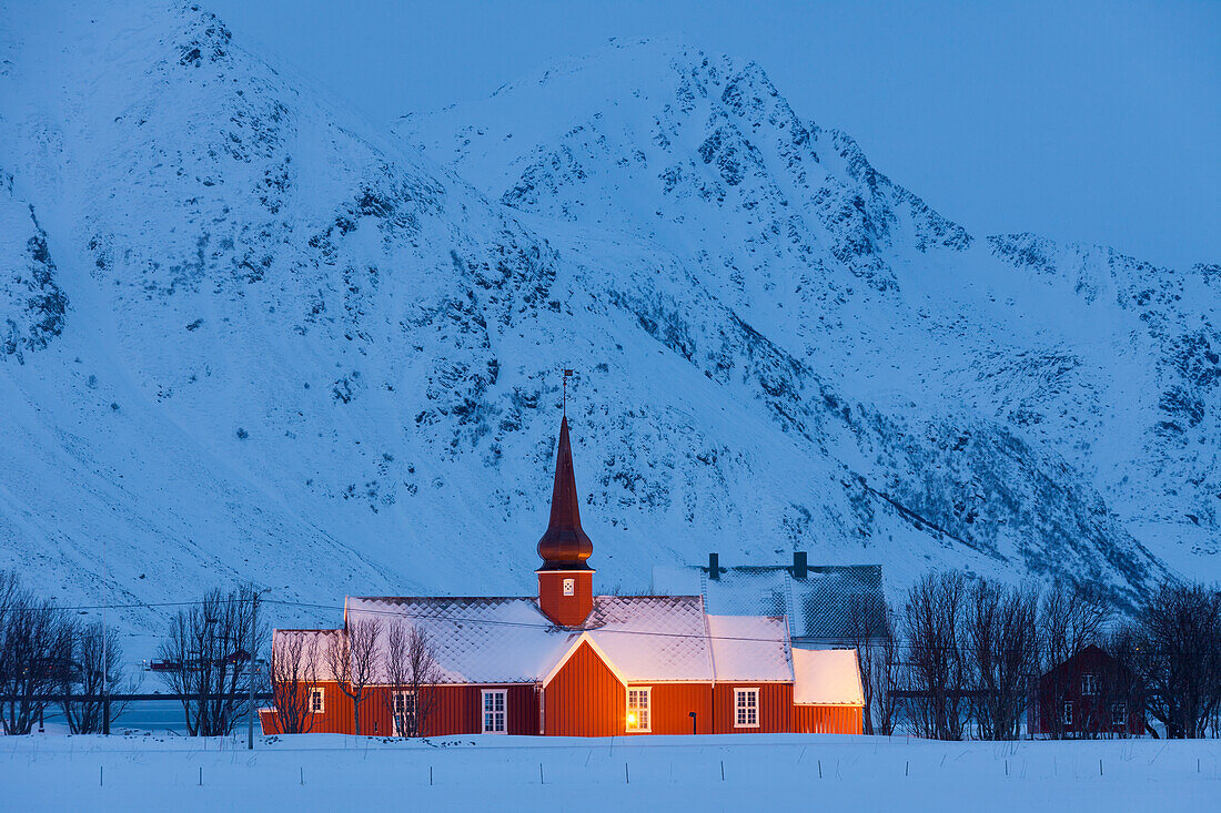 Kirche von Flakstad, Winter, Fylke Nordland, Lofoten, Norwegen