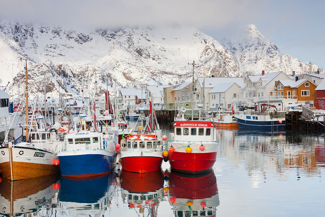 Fischerboote im Hafen von Henningsvaer, Winter, Lofoten, Norwegen