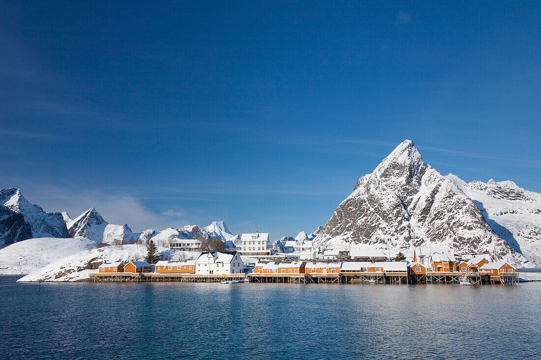 Häuser im Fischerort Sakrisoy, Winter, Lofoten, Norwegen