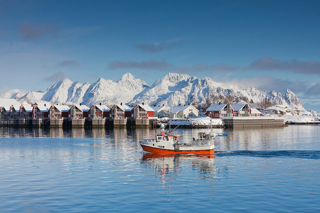 Häuser und Fischerboot im Hafen von Svolvaer, Winter, Lofoten, Norwegen