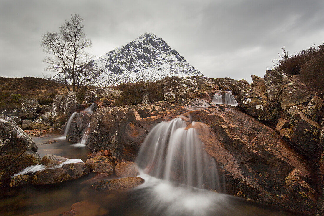  Buachaille Etive Mor and River Caupall, Glen Etive, Rannoch Moor, Highlands, Scotland, Great Britain 