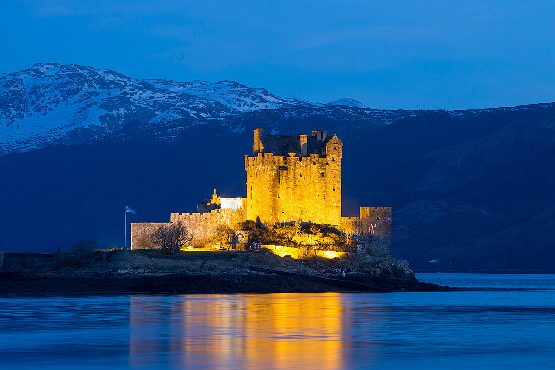 Eilean Donan Castle am Loch Duich, Highlands, Schottland, Grossbritanien, Europa