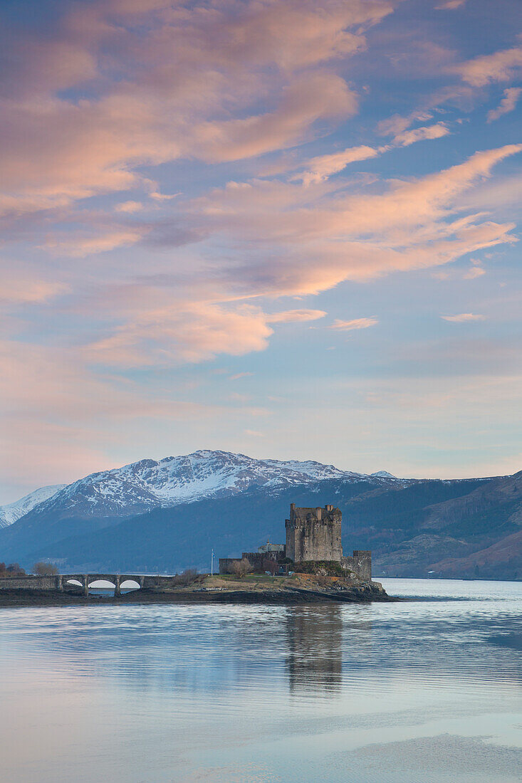  Eilean Donan Castle on Loch Duich, Highlands, Scotland, Great Britain, Europe 