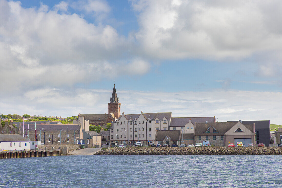 Blick auf den Ort Kirkwall, Orkney, Schottland, Grossbritannien