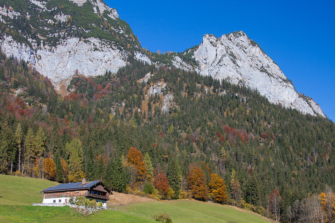  House at the Hintersee in the municipality of Ramsau with the Hochkalter in the background, Berchtesgadener Land, Upper Bavaria, Germany 