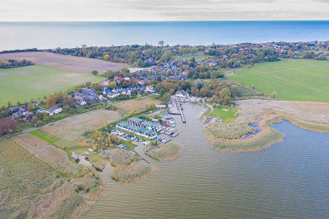 Blick auf den Hafen von Ahrenshoop, Mecklenburg-Vorpommern, Deutschland