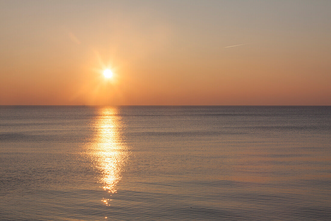 Sonnenuntergang am Weststrand, Nationalpark Vorpommersche Boddenlandschaft, Mecklenburg-Vorpommern, Deutschland