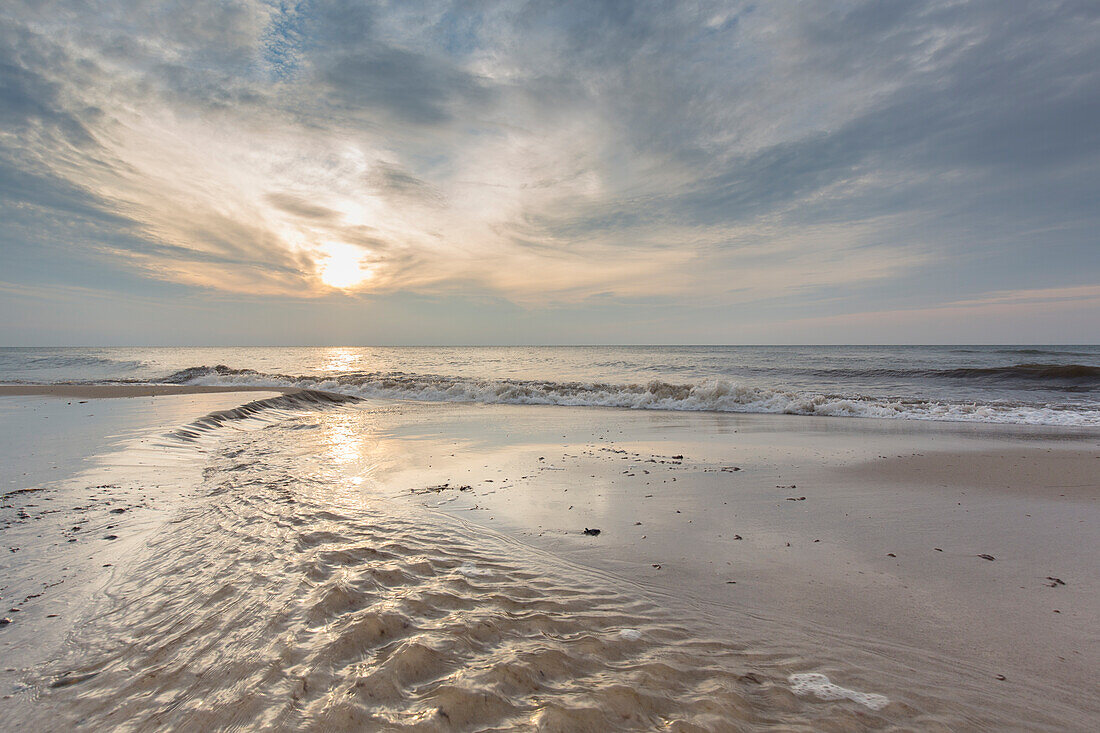 Sonnenuntergang am Weststrand, Nationalpark Vorpommersche Boddenlandschaft, Mecklenburg-Vorpommern, Deutschland