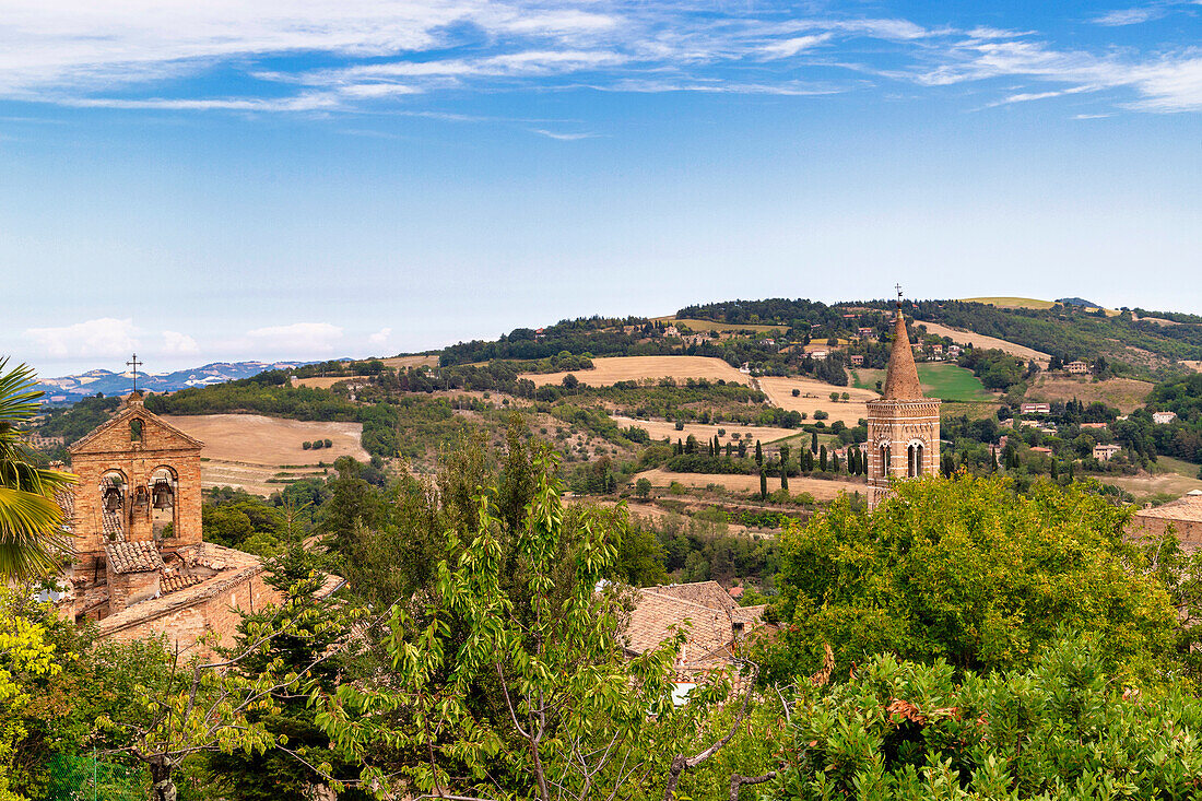 Blick auf die Hügel des Montefeltro hinter der Altstadt, Urbino, Pesaro, Marken, Italien, Europa