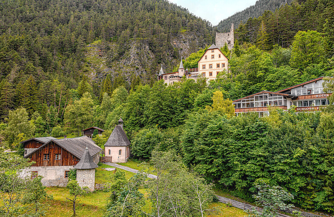 Blick auf Hotel Burg Fernsteinsee, am Fernpass, Passstraße bei Lermoos, in Tirol, Österreich