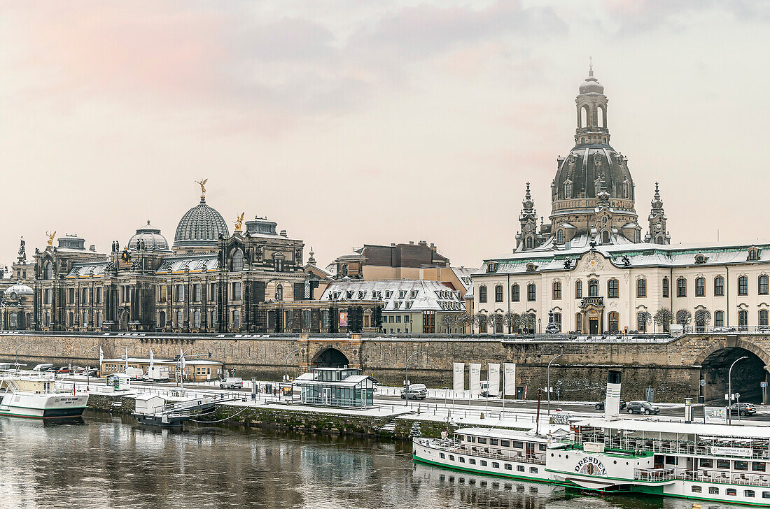 Dampfschiffe am verschneiten Terrassenufer mit Kunstakademie und Frauenkirche, Brühlsche Terrasse, Dresden, Sachsen, Deutschland