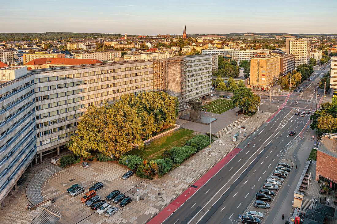 Blick auf die Stadt aus der Luft mit SED Gebäude 'Parteisäge' bei Sonnenuntergang, Chemnitz, Sachsen, Deutschland