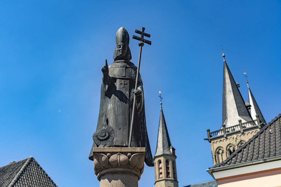  Saint Norbert in front of the church of St. Viktor on the market square of Xanten, Lower Rhine, North Rhine-Westphalia, Germany, Europe 