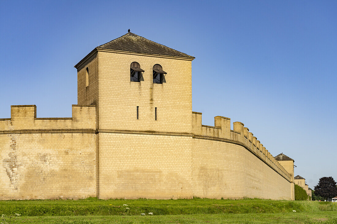  Reconstructed city wall and tower of the Roman Colonia Ulpia Traiana in the Archaeological Park in Xanten, Lower Rhine, North Rhine-Westphalia, Germany, Europe 