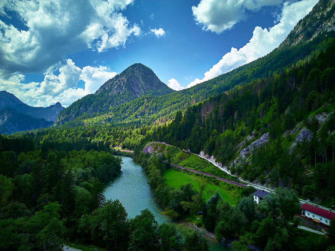 Luftaufnahme der Bahnlinie  und Bahnhof Gstatterboden, Fluss Enns, Admont, Nationalpark Gesäuse, Ennstaler Alpen, Steiermark, Österreich