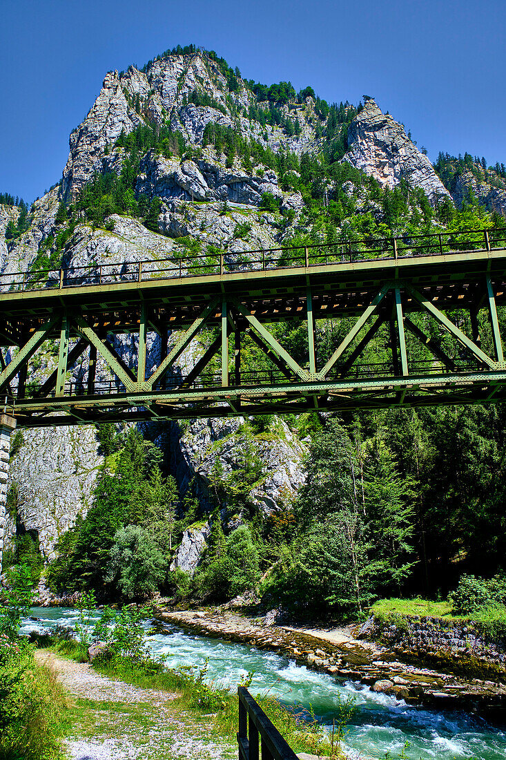 Eisenbahnbrücke über den Ennskaskaden, an der Enns, Nationalpark Gesäuse, Ennstaler Alpen, Steiermark, Österreich