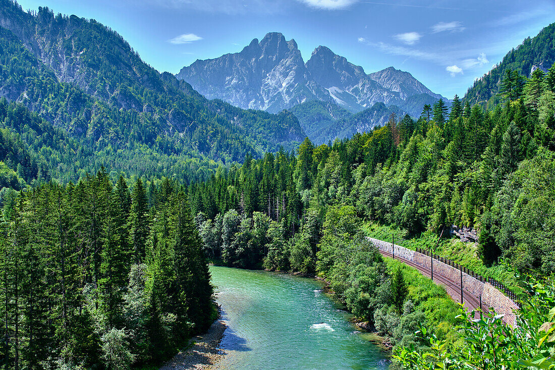 Blick auf Berggipfel und Fluss Enns neben Bahnstrecke, Nationalpark Gesäuse, Ennstaler Alpen, Steiermark, Österreich