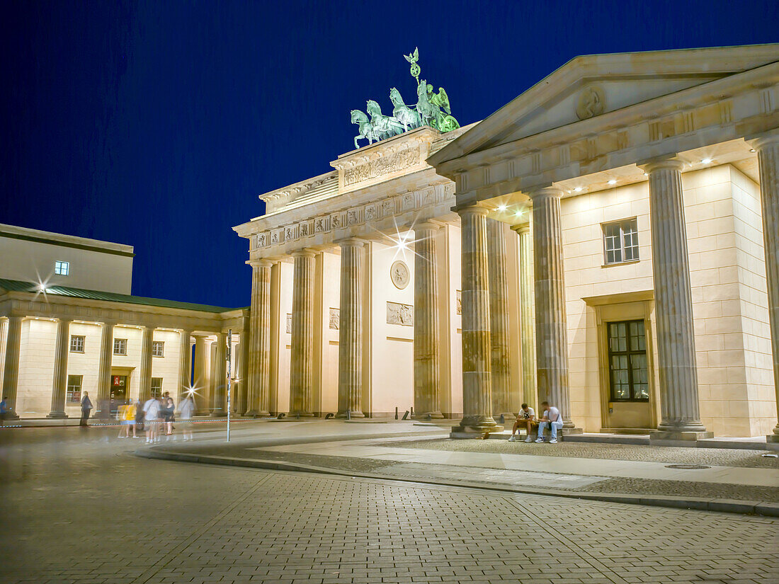  Brandenburg Gate at night, Unter den Linden, Berlin-Mitte, East Berlin, Berlin, Germany, Europe 