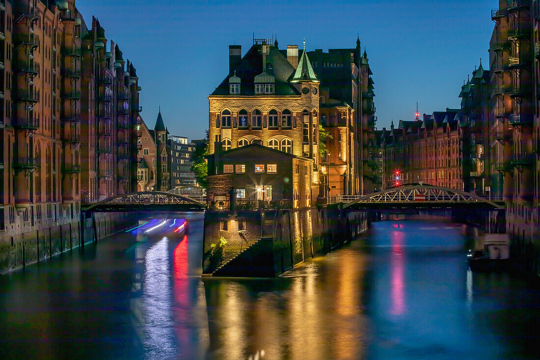 Das Wasserschlösschen in der Speicherstadt bei Nacht, Hamburg, Norddeutschland, Deutschland, Europa