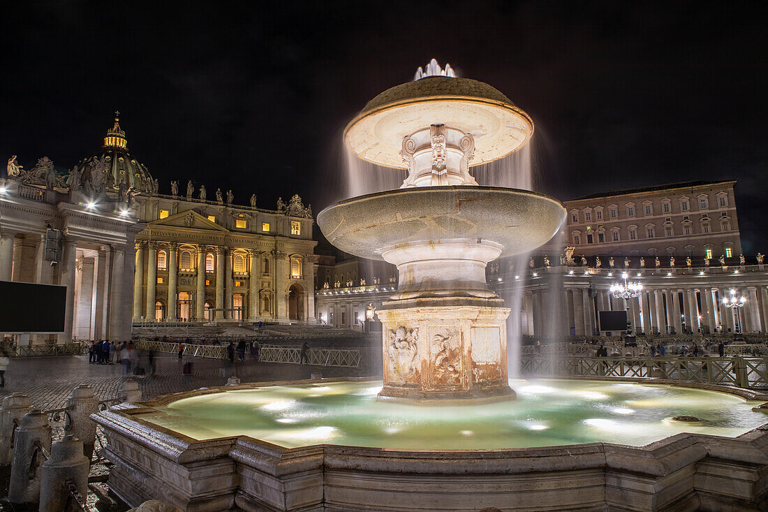  Fontana del Bernini and St. Peter&#39;s Basilica at night, St. Peter&#39;s Square, Vatican City, Rome, Italy, Europe 