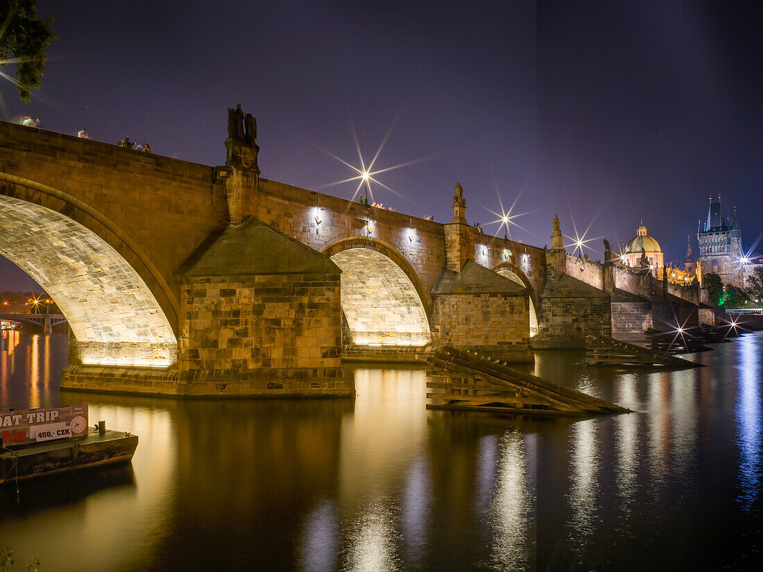 Karlsbrücke bei Nacht, Moldau, Prager Altstadt, Prag, Tschechische Republik, Europa