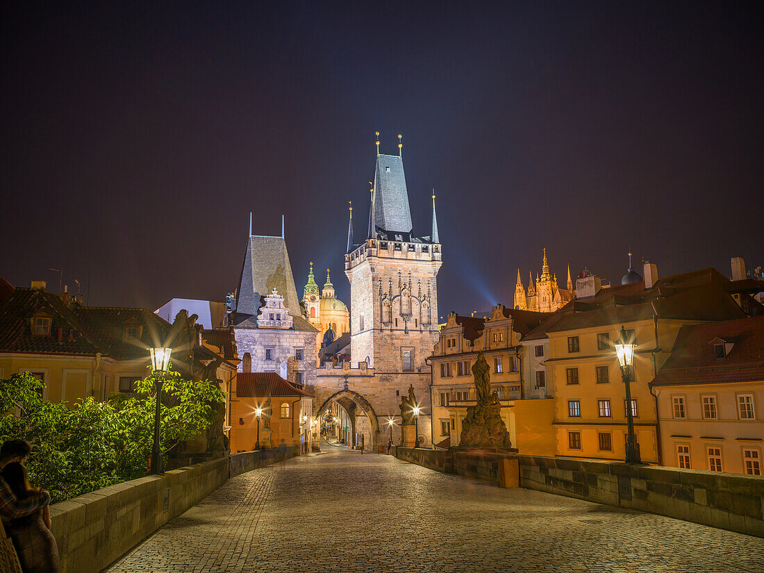  On the Charles Bridge at night, Hradčany, Lesser Town, Prague Old Town, Prague, Czech Republic, Europe 